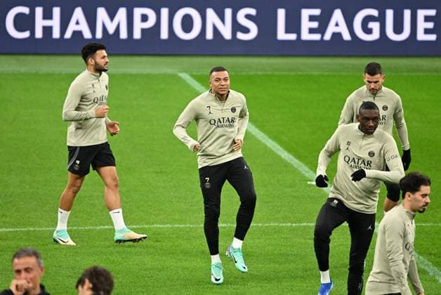 November 6, 2023, Milan, Italy: Paris Saint Germain s forwaerd Kylian MbappÃ (C) warms up with teammates during a training session of the team at the Giuseppe Meazza stadium in Milan, Italy, 6 November 2023. PSG will face AC Milan in an UEFA Champions League group stage match on 7 November. ANSA DANIEL DAL ZENNARO UEFA Champions League MD-1 - PSG training session  - ZUMAa110 20231106_zaf_a110_042 Copyright: xDanielxDalxZennarox