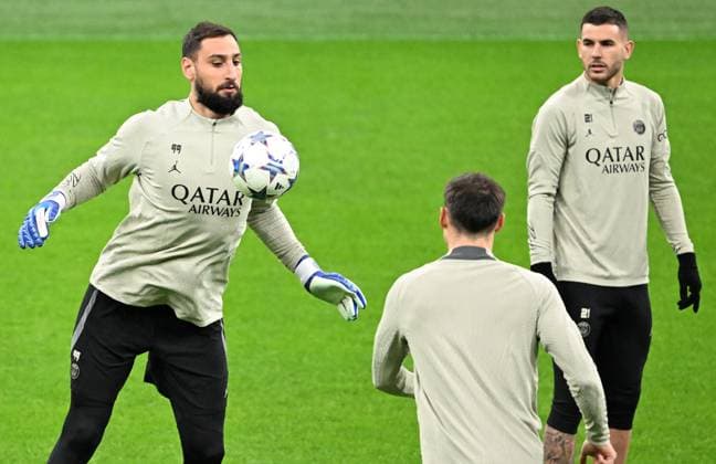 November 6, 2023, Milan, Italy: Paris Saint Germain s goalkeeper Gianluigi Donnarumma (L)during a training session of the team at the Giuseppe Meazza stadium in Milan, Italy, 6 November 2023. PSG will face AC Milan in an UEFA Champions League group stage match on 7 November. ANSA DANIEL DAL ZENNARO UEFA Champions League MD-1 - PSG training session  - ZUMAa110 20231106_zaf_a110_043 Copyright: xDanielxDalxZennarox