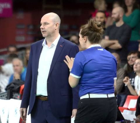 headcoach Gregory BANKS (Berlin), ist mit einer Entscheidung nicht einverstanden He-Volleyballl, Bundesliga 2023 24; WWK Volleys Herrsching vs Berlin Recycling Volleys, 06.11.23; BMW Park, Muenchen, Copyright: WolfgangxFehrmann