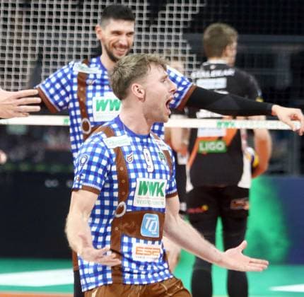 Eric BURGGRAEF(Herrsching), kurz vor dem Gewinn von Satz 2 He-Volleyballl, Bundesliga 2023 24; WWK Volleys Herrsching vs Berlin Recycling Volleys, 06.11.23; BMW Park, Muenchen, Copyright: WolfgangxFehrmann