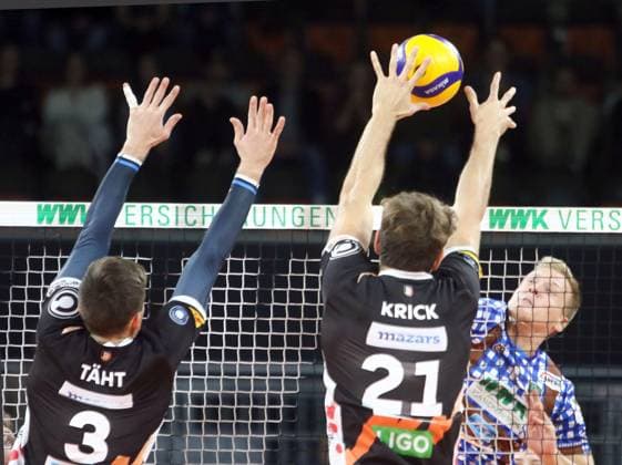 Sport Bilder des Tages von links Robert TAEHT (Berlin), Tobias KRICK (Berlin), Norbert ENEMANN (Herrsching), He-Volleyballl, Bundesliga 2023 24; WWK Volleys Herrsching vs Berlin Recycling Volleys, 06.11.23; BMW Park, Muenchen, Copyright: WolfgangxFehrmann
