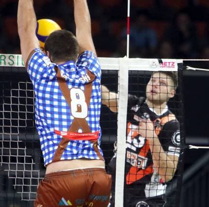 von links Jonas KAMINSKI (Herrsching GER), Ruben SCHOTT (Berlin), He-Volleyballl, Bundesliga 2023 24; WWK Volleys Herrsching vs Berlin Recycling Volleys, 06.11.23; BMW Park, Muenchen, Copyright: WolfgangxFehrmann