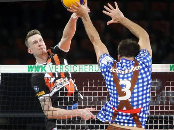 von links Ruben SCHOTT (Berlin), Josef SCHNEIDMUELLER (Herrsching US), He-Volleyballl, Bundesliga 2023 24; WWK Volleys Herrsching vs Berlin Recycling Volleys, 06.11.23; BMW Park, Muenchen, Copyright: WolfgangxFehrmann