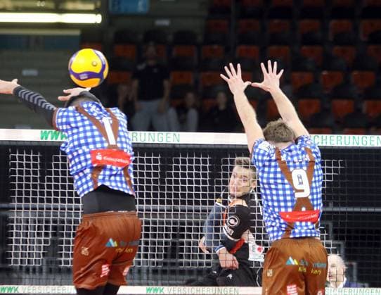 von links Ilic DORDE (Herrsching SRB), Robert TAEHT (Berlin), Eric BURGGRAEF(Herrsching), He-Volleyballl, Bundesliga 2023 24; WWK Volleys Herrsching vs Berlin Recycling Volleys, 06.11.23; BMW Park, Muenchen, Copyright: WolfgangxFehrmann
