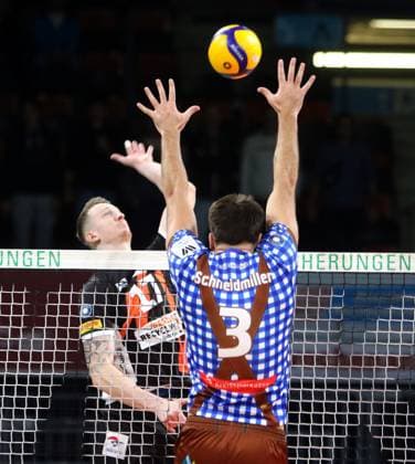 von links Marek SOTOLA (Berlin CZ), Josef SCHNEIDMUELLER (Herrsching), He-Volleyballl, Bundesliga 2023 24; WWK Volleys Herrsching vs Berlin Recycling Volleys, 06.11.23; BMW Park, Muenchen, Copyright: WolfgangxFehrmann
