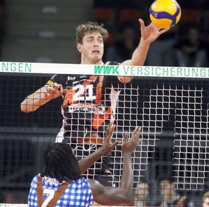 von links Magloire MAYAULA (Herrsching GER), Tobias KRICK (Berlin), He-Volleyballl, Bundesliga 2023 24; WWK Volleys Herrsching vs Berlin Recycling Volleys, 06.11.23; BMW Park, Muenchen, Copyright: WolfgangxFehrmann