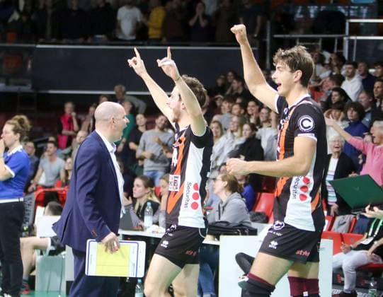 Berliner Freudeund Jubel nach dem Sieg, He-Volleyballl, Bundesliga 2023 24; WWK Volleys Herrsching vs Berlin Recycling Volleys, 06.11.23; BMW Park, Muenchen, Copyright: WolfgangxFehrmann