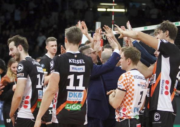 Berliner Freude nach dem Sieg He-Volleyballl, Bundesliga 2023 24; WWK Volleys Herrsching vs Berlin Recycling Volleys, 06.11.23; BMW Park, Muenchen, Copyright: WolfgangxFehrmann