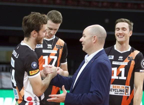von links vorn Leon DERVISAL (Berlin), headcoach Gregory BANKS (Berlin), He-Volleyballl, Bundesliga 2023 24; WWK Volleys Herrsching vs Berlin Recycling Volleys, 06.11.23; BMW Park, Muenchen, Copyright: WolfgangxFehrmann