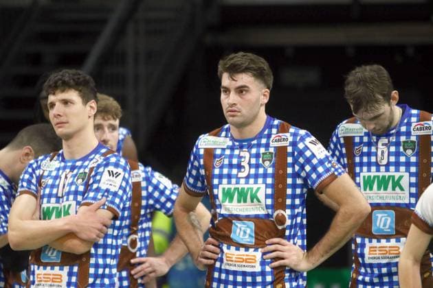 nach der 2:3 Niederlage, von links Theo TIMMERMANN (Herrsching), Josef SCHNEIDMUELLER (Herrsching ), Filip JOHN (Herrsching GER), He-Volleyballl, Bundesliga 2023 24; WWK Volleys Herrsching vs Berlin Recycling Volleys, 06.11.23; BMW Park, Muenchen, Copyright: WolfgangxFehrmann