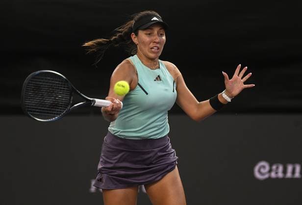 2023 WTA, Tennis Damen Finals - Final Singles CANCUN, MEXICO - NOVEMBER 6 Jessica Pegula (L) of the USA plays against Iga Swiatek of Poland during the final of GNP Seguros WTA Finals Cancun 2023, part of the Hologic WTA Tour, on November 6, 2023, in Cancun, Quintana Roo, Mexico. Cancun Mexico  Copyright: xArturxWidakx originalFilename:widak-2023wtaf231106_npqz7.jpg