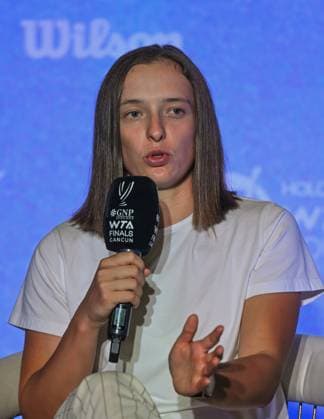 2023 WTA, Tennis Damen Finals - Final Singles CANCUN, MEXICO - NOVEMBER 6 Iga Swiatek of Poland during a press conference, PK, Pressekonferenz after she wins against Jessica Pegula of the USA during the final of GNP Seguros WTA Finals Cancun 2023, part of the Hologic WTA Tour, on November 6, 2023, in Cancun, Quintana Roo, Mexico. Cancun Mexico  Copyright: xArturxWidakx originalFilename:widak-2023wtaf231106_npPZE.jpg