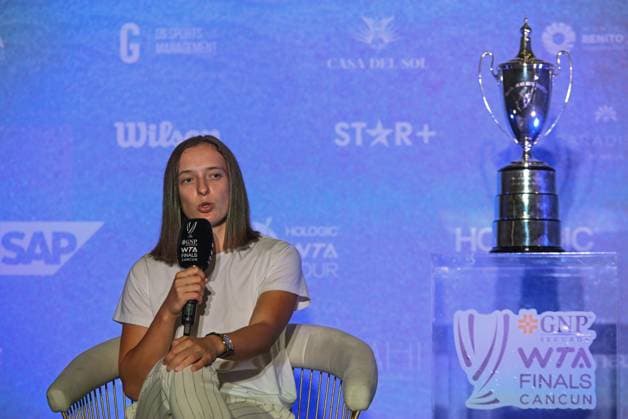 2023 WTA, Tennis Damen Finals - Final Singles CANCUN, MEXICO - NOVEMBER 6 Iga Swiatek of Poland during a press conference, PK, Pressekonferenz after she wins against Jessica Pegula of the USA during the final of GNP Seguros WTA Finals Cancun 2023, part of the Hologic WTA Tour, on November 6, 2023, in Cancun, Quintana Roo, Mexico. Cancun Mexico  Copyright: xArturxWidakx originalFilename:widak-2023wtaf231106_npdSl.jpg
