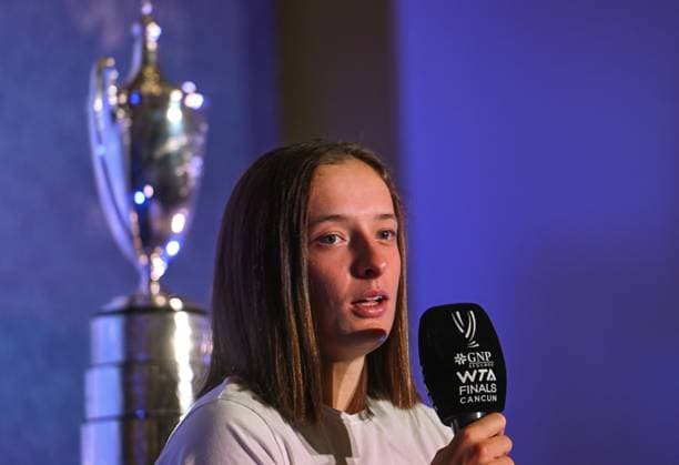 2023 WTA, Tennis Damen Finals - Final Singles CANCUN, MEXICO - NOVEMBER 6 Iga Swiatek of Poland during a press conference, PK, Pressekonferenz after she wins against Jessica Pegula of the USA during the final of GNP Seguros WTA Finals Cancun 2023, part of the Hologic WTA Tour, on November 6, 2023, in Cancun, Quintana Roo, Mexico. Cancun Mexico  Copyright: xArturxWidakx originalFilename:widak-2023wtaf231106_npEqa.jpg