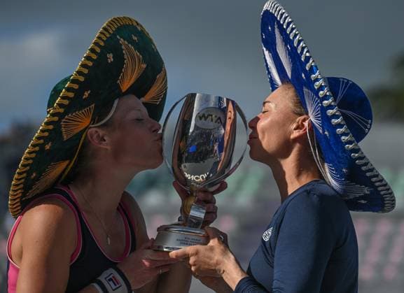 2023 WTA, Tennis Damen Finals - Final Doubles CANCUN, MEXICO - NOVEMBER 6 (L-R) Laura Siegemund of Germany and Vera Zvonareva kiss the Martina Navratilova Trophy during the Women s Doubles Awards Ceremony after they won against Nicole Melichar-Martinez Ellen Perez, in the Women s Doubles final match of GNP Seguros WTA Finals Cancun 2023, part of the Hologic WTA Tour, on November 6, 2023, in Cancun, Quintana Roo, Mexico. Cancun Mexico  Copyright: xArturxWidakx originalFilename:widak-2023wtaf231106_npELE.jpg