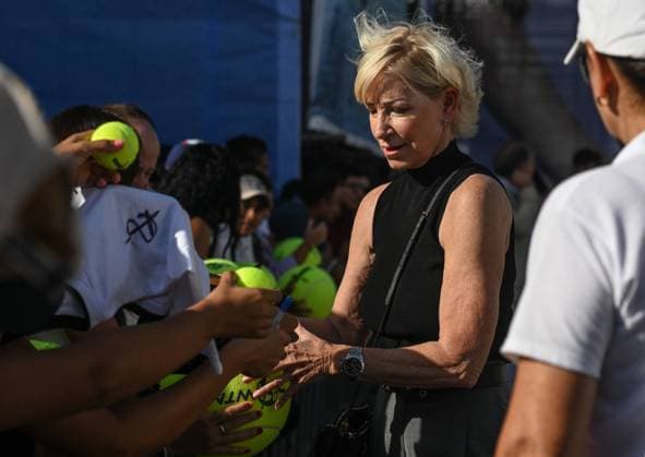 2023 WTA, Tennis Damen Finals - Final Doubles CANCUN, MEXICO - NOVEMBER 6 Chris Evert, an American former professional tennis player signs autographs at the end of the Women s Doubles Awards Ceremony of GNP Seguros WTA Finals Cancun 2023, part of the Hologic WTA Tour, on November 6, 2023, in Cancun, Quintana Roo, Mexico. Cancun Mexico  Copyright: xArturxWidakx originalFilename:widak-2023wtaf231106_npJYI.jpg