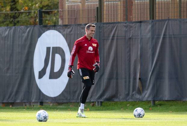 Fussball, Herren, Saison 2023 2024, Champions League, Training des 1. FC Union Berlin am Stadion An der Alten Försterei am Tag vor dem Spiel gegen die SSC Neapel, Torhüter Alexander Schwolow (1. FC Union Berlin), 07.11. 2023, Copyright: xSebastianxRäppold MatthiasxKochx