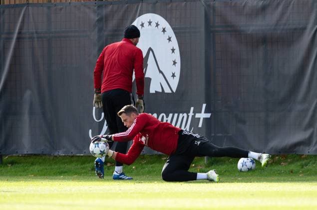 Fussball, Herren, Saison 2023 2024, Champions League, Training des 1. FC Union Berlin am Stadion An der Alten Försterei am Tag vor dem Spiel gegen die SSC Neapel, v. l. Torhüter Jakob Busk (1. FC Union Berlin), Torhüter Alexander Schwolow (1. FC Union Berlin), 07.11. 2023, Copyright: xSebastianxRäppold MatthiasxKochx