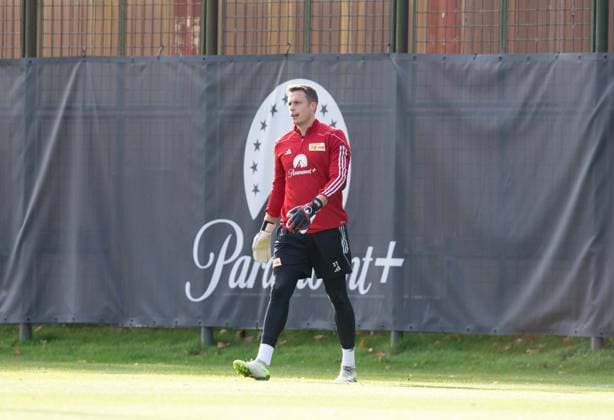 Fussball, Herren, Saison 2023 2024, Champions League, Training des 1. FC Union Berlin am Stadion An der Alten Försterei am Tag vor dem Spiel gegen die SSC Neapel, Torhüter Alexander Schwolow (1. FC Union Berlin), 07.11. 2023, Copyright: xSebastianxRäppold MatthiasxKochx