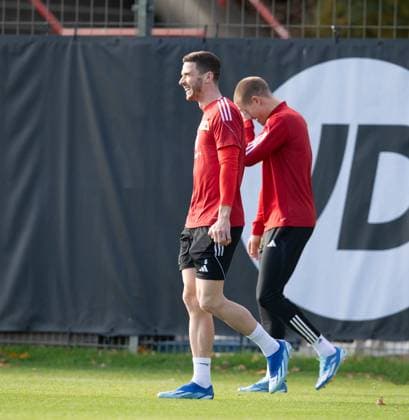 Fussball, Herren, Saison 2023 2024, Champions League, Training des 1. FC Union Berlin am Stadion An der Alten Försterei am Tag vor dem Spiel gegen die SSC Neapel, v. l. Robin Gosens (1. FC Union Berlin), Kevin Behrens (1. FC Union Berlin), 07.11. 2023, Copyright: xSebastianxRäppold MatthiasxKochx