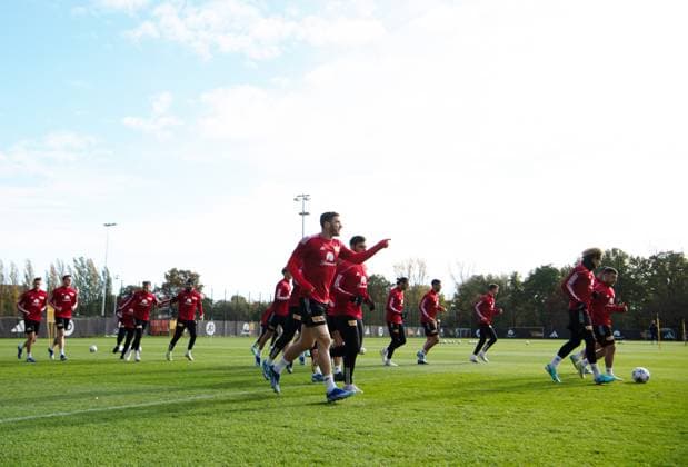 Fussball, Herren, Saison 2023 2024, Champions League, Training des 1. FC Union Berlin am Stadion An der Alten Försterei am Tag vor dem Spiel gegen die SSC Neapel, v.l. Robin Gosens (1. FC Union Berlin), Kevin Volland (1. FC Union Berlin), 07.11. 2023, Copyright: xSebastianxRäppold MatthiasxKochx