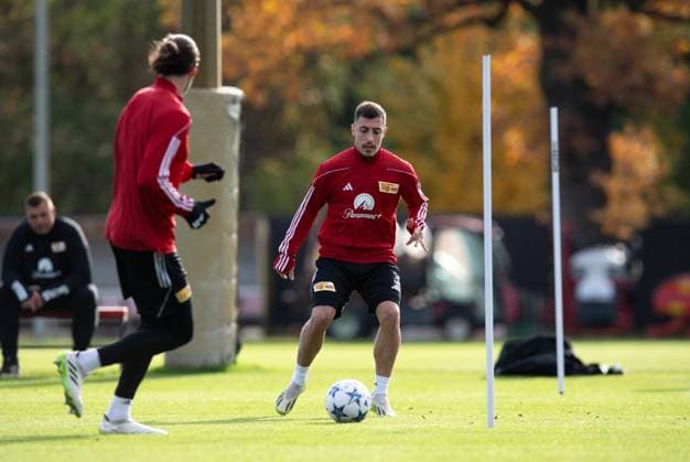 Fussball, Herren, Saison 2023 2024, Champions League, Training des 1. FC Union Berlin am Stadion An der Alten Försterei am Tag vor dem Spiel gegen die SSC Neapel, v. l. Christopher Trimmel (1. FC Union Berlin), Josip Juranovic (1. FC Union Berlin), 07.11. 2023, Copyright: xSebastianxRäppold MatthiasxKochx