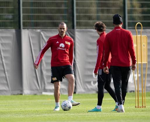 Fussball, Herren, Saison 2023 2024, Champions League, Training des 1. FC Union Berlin am Stadion An der Alten Försterei am Tag vor dem Spiel gegen die SSC Neapel, v. l. Leonardo Bonucci (1. FC Union Berlin), Brenden Aaronson (1. FC Union Berlin), Aissa Laidouni (1. FC Union Berlin), 07.11. 2023, Copyright: xSebastianxRäppold MatthiasxKochx