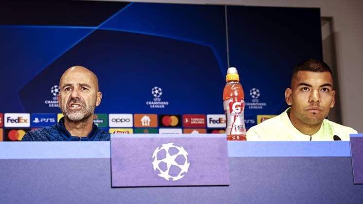 EINDHOVEN - (l-r) PSV Eindhoven coach Peter Bosz, PSV Eindhoven goalkeeper Walter Benitez during the MD-1 press conference, PK, Pressekonferenz prior to the UEFA Champions League group B match against RC Lens at the Phillips stadium on November 7, 2023 in Eindhoven, Netherlands. ANP MAURICE VAN STEEN UEFA Champions League 2023 24 2023 2024 xVIxANPxSportx xxANPxIVx 483240648 originalFilename: 483240648.jpg