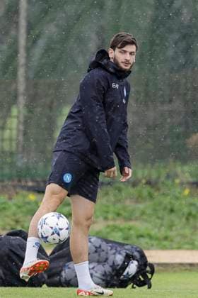 Italy: training session SSC Napoli SSC Napoli™s forward Khvicha Kvaratskhelia controls the ball during training ahead of the UEFA Champions League match against Union Berlin at the Konami Center on 07 November 2023, in Castel Volturno, Italy. ABPH7740 Copyright: xAntonioxBalascox