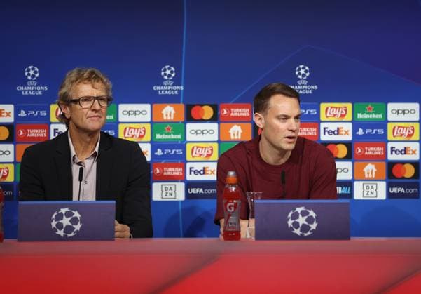 München, Deutschland 07. November 2023: Fussball, Herren, Saison 2023 2024, FC Bayern München, Internationale Pressekonferenz, Allianz Arena Dieter Nickles, Pressesprecher (li.) mit Manuel Neuer (FC Bayern München) (re.) Kopf, Portrait