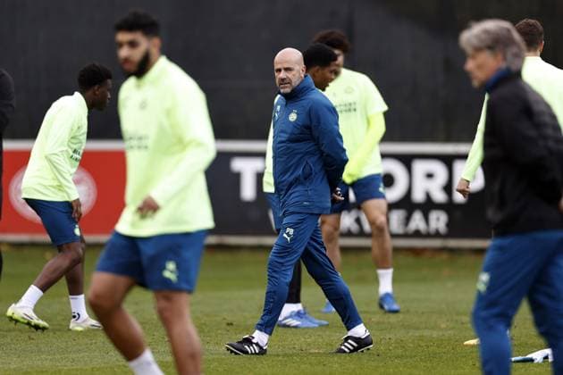 EINDHOVEN - PSV Eindhoven coach Peter Bosz during the MD-1 training session prior to the UEFA Champions League group B match against RC Lens at PSV Campus De Herdgang on November 7, 2023 in Eindhoven, Netherlands. ANP MAURICE VAN STEEN UEFA Champions League 2023 24 2023 2024 xVIxANPxSportx xxANPxIVx 483250791 originalFilename: 483250791.jpg