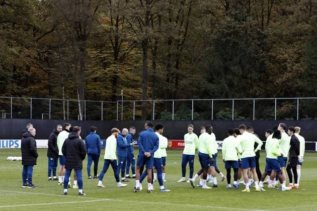 EINDHOVEN - The PSV squad led by PSV Eindhoven coach Peter Bosz during the MD-1 training session prior to the UEFA Champions League group B match against RC Lens at PSV Campus De Herdgang on November 7, 2023 in Eindhoven, the Netherlands. ANP MAURICE VAN STEEN UEFA Champions League 2023 24 2023 2024 xVIxANPxSportx xxANPxIVx 483251285 originalFilename: 483251285.jpg