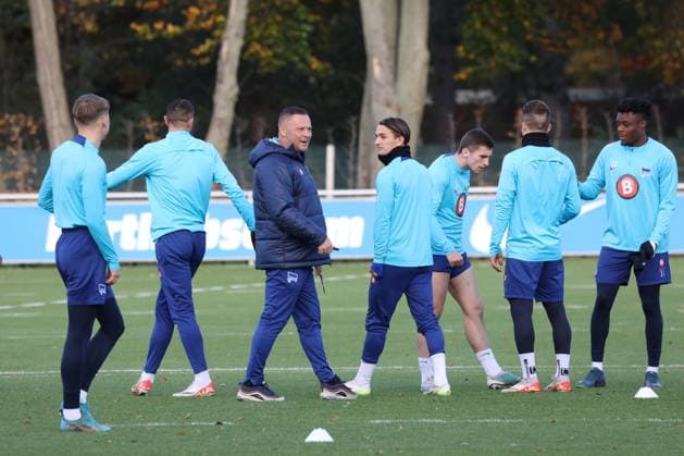 DEU, DFL, 2. FBL Hertha BSC, Training, 07.11.2023, Sportforum, Berlin, DEU, DFL, 2. FBL Hertha BSC, Training, im Bild Cheftrainer Pal Dardai (Hertha BSC Berlin), Hertha-Spielerkreis DFL - regulations prohibit any use of Photographs as image sequences and or quasi-video Foto: Juergen Engler nordphoto GmbH