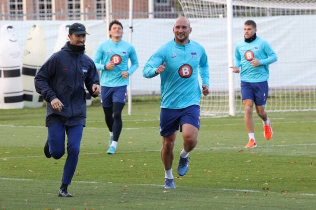 DEU, DFL, 2. FBL Hertha BSC, Training, 07.11.2023, Sportforum, Berlin, DEU, DFL, 2. FBL Hertha BSC, Training, im Bild Toni Leistner (Hertha BSC Berlin 37), Fabian Reese (Hertha BSC Berlin 11), Florian Niederlechner (Hertha BSC Berlin 7), Fitnesstrainer Hendrik Vieth (Hertha BSC) DFL - regulations prohibit any use of Photographs as image sequences and or quasi-video Foto: Juergen Engler nordphoto GmbH