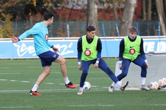 DEU, DFL, 2. FBL Hertha BSC, Training, 07.11.2023, Sportforum, Berlin, DEU, DFL, 2. FBL Hertha BSC, Training, im Bild Haris Tabakovic (Hertha BSC Berlin 25), Tim Goller (Hertha BSC Berlin 43), Robert Kwasigroch (Hertha BSC Berlin 33) DFL - regulations prohibit any use of Photographs as image sequences and or quasi-video Foto: Juergen Engler nordphoto GmbH