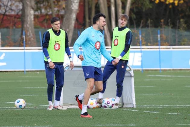 DEU, DFL, 2. FBL Hertha BSC, Training, 07.11.2023, Sportforum, Berlin, DEU, DFL, 2. FBL Hertha BSC, Training, im Bild Haris Tabakovic (Hertha BSC Berlin 25), Tim Goller (Hertha BSC Berlin 43), Robert Kwasigroch (Hertha BSC Berlin 33) DFL - regulations prohibit any use of Photographs as image sequences and or quasi-video Foto: Juergen Engler nordphoto GmbH