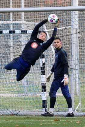 DEU, DFL, 2. FBL Hertha BSC, Training, 07.11.2023, Sportforum, Berlin, DEU, DFL, 2. FBL Hertha BSC, Training, im Bild Marius Gersbeck (Hertha BSC Berlin 35), Tjark Ernst (Hertha BSC Berlin 12), DFL - regulations prohibit any use of Photographs as image sequences and or quasi-video Foto: Juergen Engler nordphoto GmbH