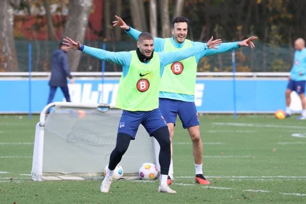 DEU, DFL, 2. FBL Hertha BSC, Training, 07.11.2023, Sportforum, Berlin, DEU, DFL, 2. FBL Hertha BSC, Training, im Bild Marton Dardai (Hertha BSC Berlin 31), Haris Tabakovic (Hertha BSC Berlin 25) DFL - regulations prohibit any use of Photographs as image sequences and or quasi-video Foto: Juergen Engler nordphoto GmbH
