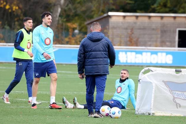 DEU, DFL, 2. FBL Hertha BSC, Training, 07.11.2023, Sportforum, Berlin, DEU, DFL, 2. FBL Hertha BSC, Training, im Bild Cheftrainer Pal Dardai (Hertha BSC Berlin), Marton Dardai (Hertha BSC Berlin 31), Haris Tabakovic (Hertha BSC Berlin 25), Robert Kwasigroch (Hertha BSC Berlin 33) DFL - regulations prohibit any use of Photographs as image sequences and or quasi-video Foto: Juergen Engler nordphoto GmbH