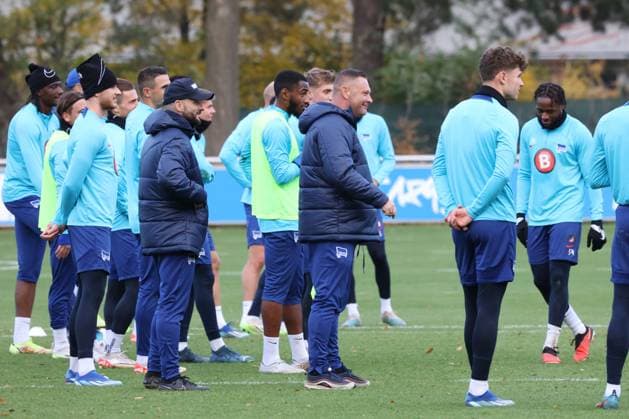 DEU, DFL, 2. FBL Hertha BSC, Training, 07.11.2023, Sportforum, Berlin, DEU, DFL, 2. FBL Hertha BSC, Training, im Bild Cheftrainer Pal Dardai (Hertha BSC Berlin), Hertha-Spielerkreis DFL - regulations prohibit any use of Photographs as image sequences and or quasi-video Foto: Juergen Engler nordphoto GmbH