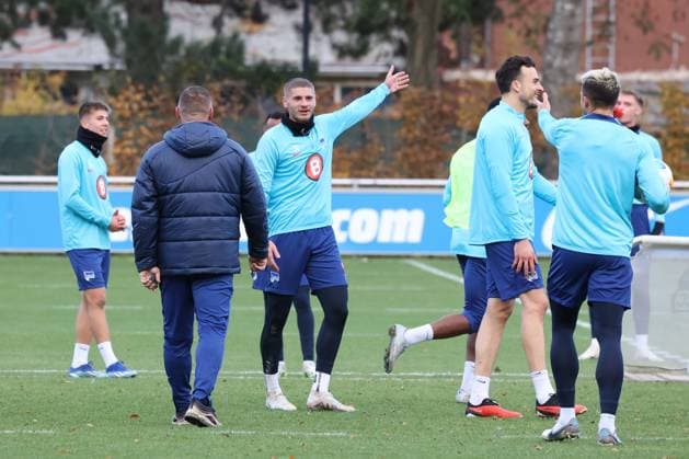 DEU, DFL, 2. FBL Hertha BSC, Training, 07.11.2023, Sportforum, Berlin, DEU, DFL, 2. FBL Hertha BSC, Training, im Bild Cheftrainer Pal Dardai (Hertha BSC Berlin), Marton Dardai (Hertha BSC Berlin 31), Haris Tabakovic (Hertha BSC Berlin 25), Marc-Oliver Kempf (Hertha BSC Berlin 20), Gustav Christensen (Hertha BSC Berlin 26) DFL - regulations prohibit any use of Photographs as image sequences and or quasi-video Foto: Juergen Engler nordphoto GmbH