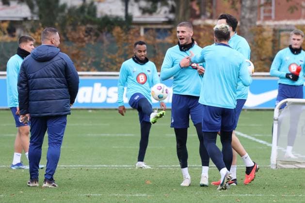 DEU, DFL, 2. FBL Hertha BSC, Training, 07.11.2023, Sportforum, Berlin, DEU, DFL, 2. FBL Hertha BSC, Training, im Bild Cheftrainer Pal Dardai (Hertha BSC Berlin), Marton Dardai (Hertha BSC Berlin 31), Haris Tabakovic (Hertha BSC Berlin 25), Marc-Oliver Kempf (Hertha BSC Berlin 20), Bilal Hussein (Hertha BSC Berlin 8) DFL - regulations prohibit any use of Photographs as image sequences and or quasi-video Foto: Juergen Engler nordphoto GmbH