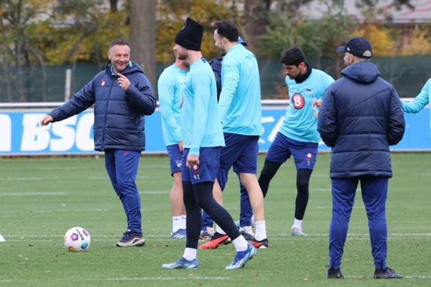 DEU, DFL, 2. FBL Hertha BSC, Training, 07.11.2023, Sportforum, Berlin, DEU, DFL, 2. FBL Hertha BSC, Training, im Bild Cheftrainer Pal Dardai (Hertha BSC Berlin) DFL - regulations prohibit any use of Photographs as image sequences and or quasi-video Foto: Juergen Engler nordphoto GmbH