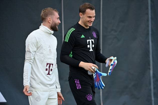 Manuel NEUER (Torwart Bayern Muenchen) mit Konrad LAIMER (Bayern Muenchen). Fussball Champions League Gruppenphase 4.Spieltag FC Bayern Muenchen-Galatasaray Istanbul ABSCHLUSSTRAINING am 07.11.2023,