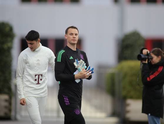 München, Deutschland 07. November 2023: Fussball, Herren, Saison 2023 2024, FC Bayern München, Säbener Strasse, Trainingsgelände, Training, Abschlusstraining, Champions League Manuel Neuer (FC Bayern München) Kopf, Oberkörper auf dem Weg zum Trainingsplatz, schauen, beobachten