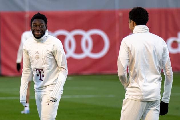 Alphonso Davies 19 (FC Bayern Muenchen) scherzt mit Jamal Musiala 42 (FC Bayern Muenchen), FC Bayern Muenchen, Offizielles Abschlusstraining vor dem UEFA Champions League-Spiel 4. Spieltag, gegen Galatasaray Istanbul, Saison 2023 2024 an der Saebener Strasse. 07.11.2023 DFB regulations prohibit any use of photographs as image sequences and or quasi-video Muenchen Bayern Deutschland