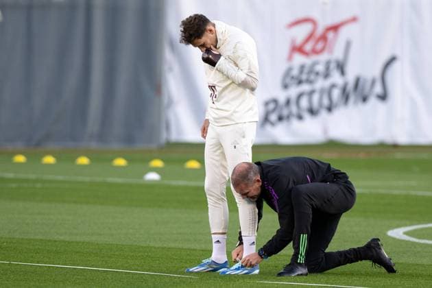 Wissenschaftlicher Leiter & Leiter Fitness Prof. Dr. Holger Broich (FC Bayern Muenchen) bindet Leon Goretzka 8 (FC Bayern Muenchen) die Schuhbänder, welch ein Service, FC Bayern Muenchen, Offizielles Abschlusstraining vor dem UEFA Champions League-Spiel 4. Spieltag, gegen Galatasaray Istanbul, Saison 2023 2024 an der Saebener Strasse. 07.11.2023 DFB regulations prohibit any use of photographs as image sequences and or quasi-video Muenchen Bayern Deutschland