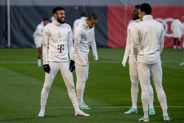 Noussair Mazraoui 40 (FC Bayern Muenchen), Leroy Sane 10 (FC Bayern Muenchen), Alphonso Davies 19 (FC Bayern Muenchen), Jamal Musiala 42 (FC Bayern Muenchen) haben Spass, FC Bayern Muenchen, Offizielles Abschlusstraining vor dem UEFA Champions League-Spiel 4. Spieltag, gegen Galatasaray Istanbul, Saison 2023 2024 an der Saebener Strasse. 07.11.2023 DFB regulations prohibit any use of photographs as image sequences and or quasi-video Muenchen Bayern Deutschland