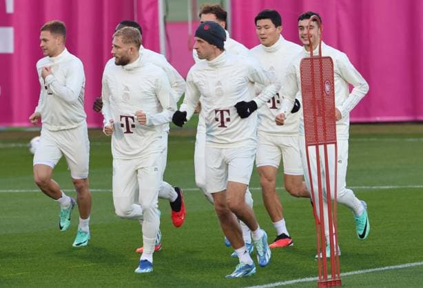 v.l. 6 Joshua Kimmich, 23 Konrad Laimer, 25 Thomas Mueller laufen, Aufwaermen, Aufwaermtrikot Fussball Abschlusstraining des FC Bayern Muenchen vor dem UEFA Champions League-Spiel gegen Galatasaray Istanbul 07.11.2023 Trainingsgelaende, Saebenerstr. FOTO: Mladen Lackovic LakoPress