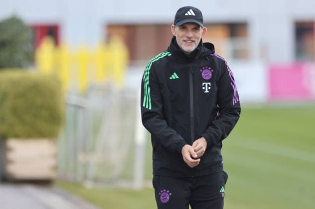 Trainer Thomas Tuchel, gut gelaunt auf dem Weg zum Training, Portraet, Portrait, Fussball Abschlusstraining des FC Bayern Muenchen vor dem UEFA Champions League-Spiel gegen Galatasaray Istanbul 07.11.2023 Trainingsgelaende, Saebenerstr. FOTO: Mladen Lackovic LakoPress
